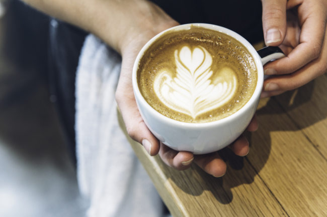 Barista zeigt Latte Art