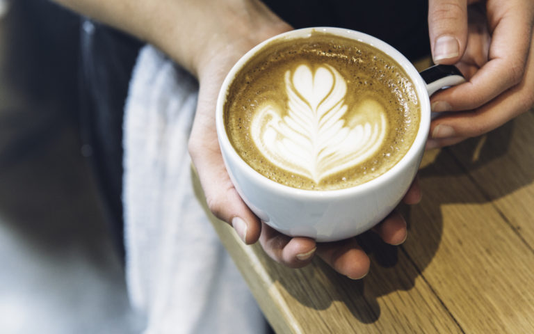 Barista zeigt Latte Art
