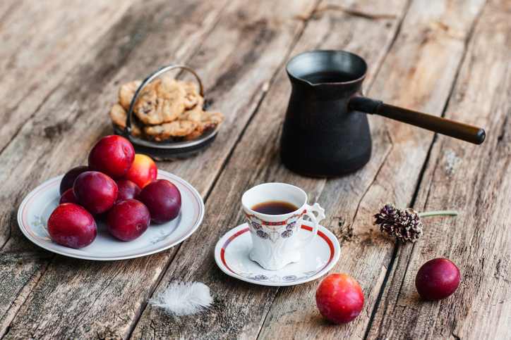 Fresh tasty autumn breakfast, wooden table Herbst Rezeptidee Kaffee