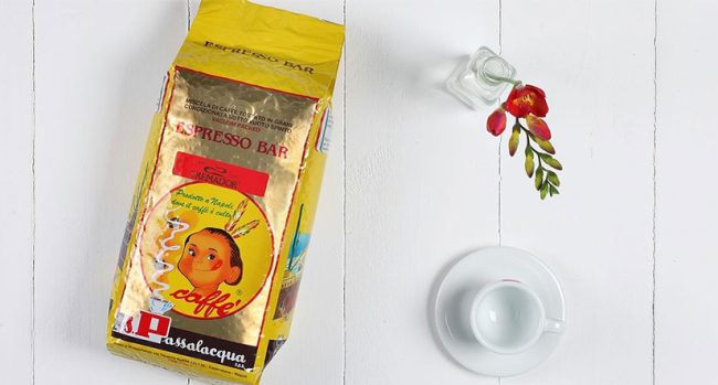 Kaffeeverpackung auf weißer Holzplatte