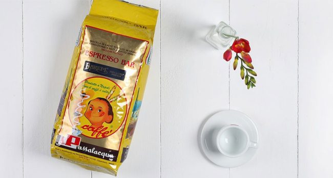 Kaffeeverpackung auf weißer Holzplatte