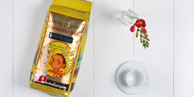 Kaffeeverpackung auf weißer Holzplatte