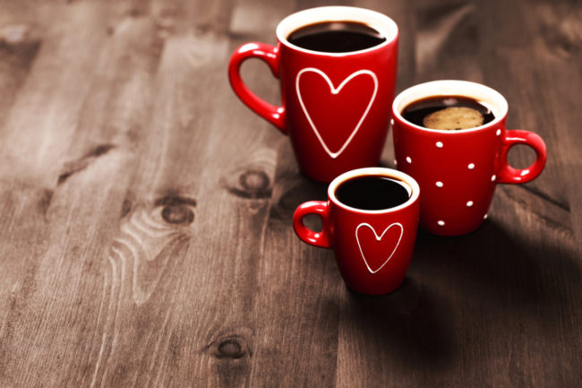 rote Tassen mit Decaf Kaffee