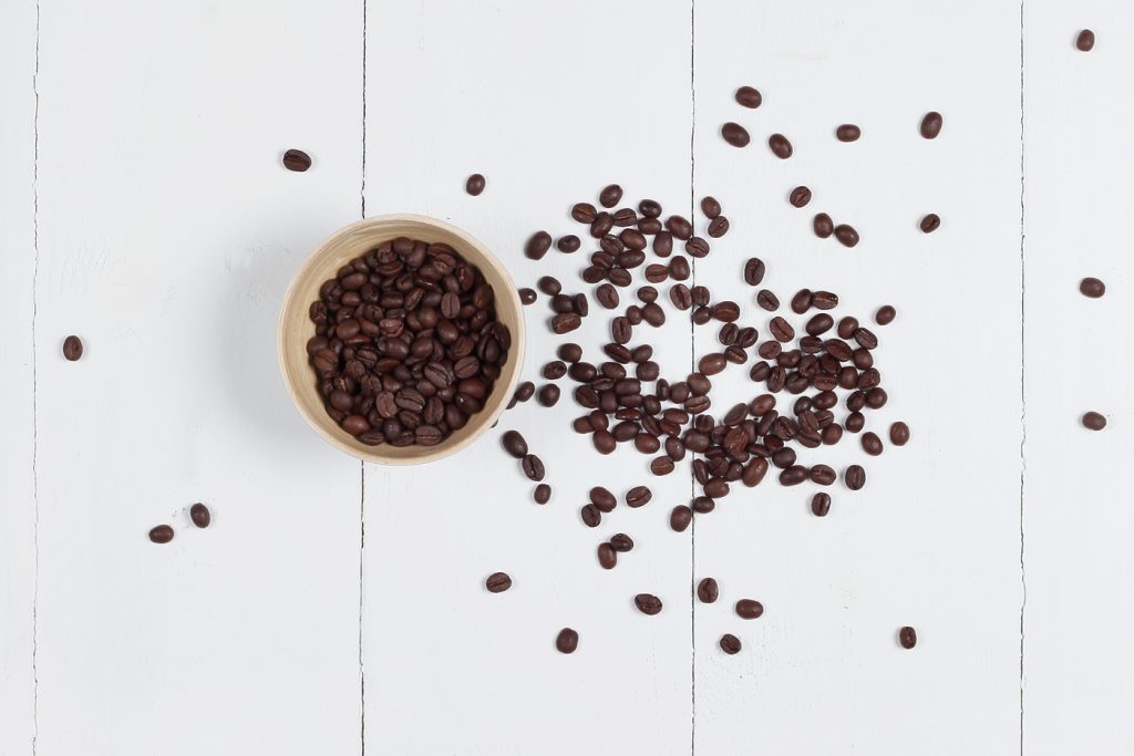 Kaffeebohnen in Schale