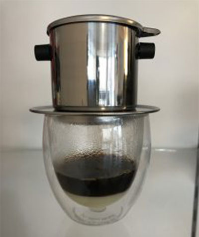 Kaffee mit Milch in einem Glas