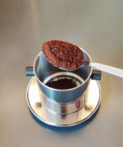Kaffeepulver in Metallbehälter
