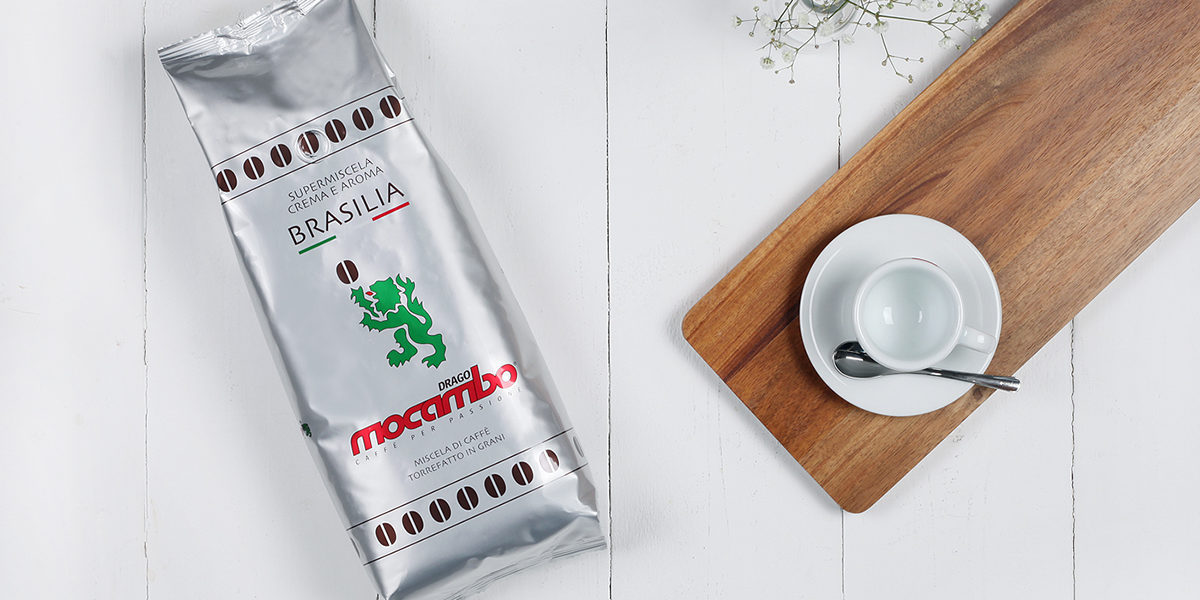 Mocambo Brasilia Crema e Aroma Packung neben Kaffeetasse