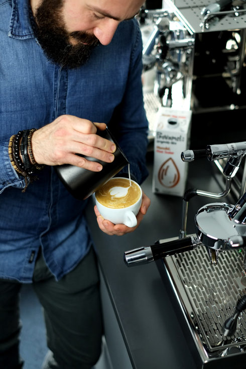 Dinkeldrink Cappuccino einschenken