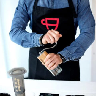 Ali mit Handmühle