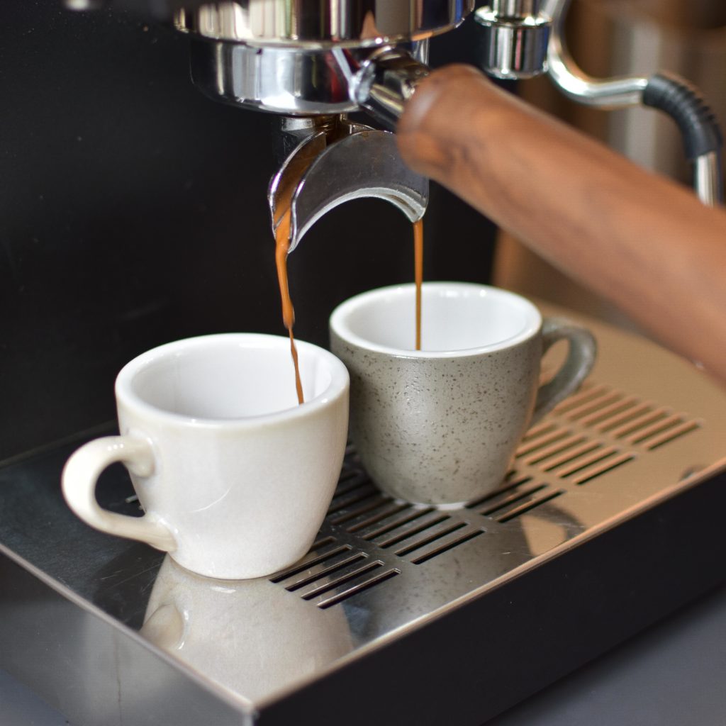 Espresso fließt in Loveramics Espressotassen Espresso Aromatico