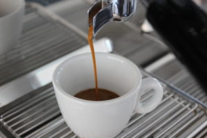 Siebträgermaschine Espresso Espresso läuft in Tasse