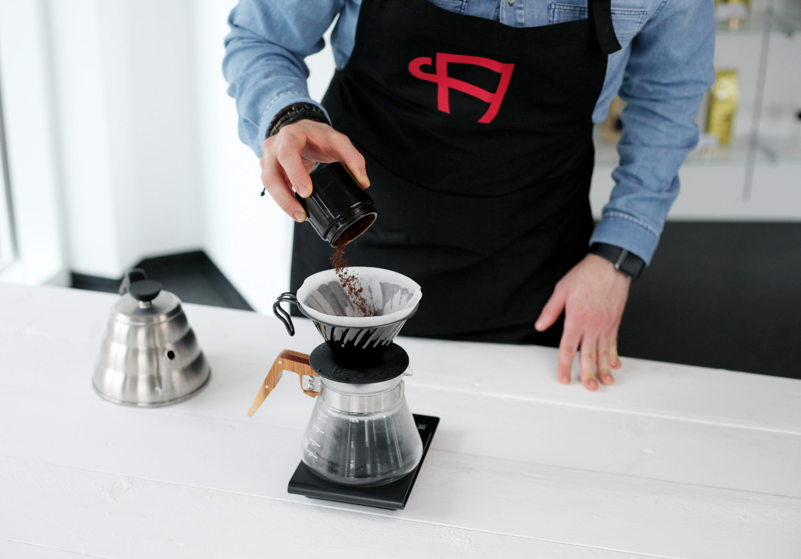 Ali Handfilter Zubereitung mit Comandante Mühle und Hario Zubehör