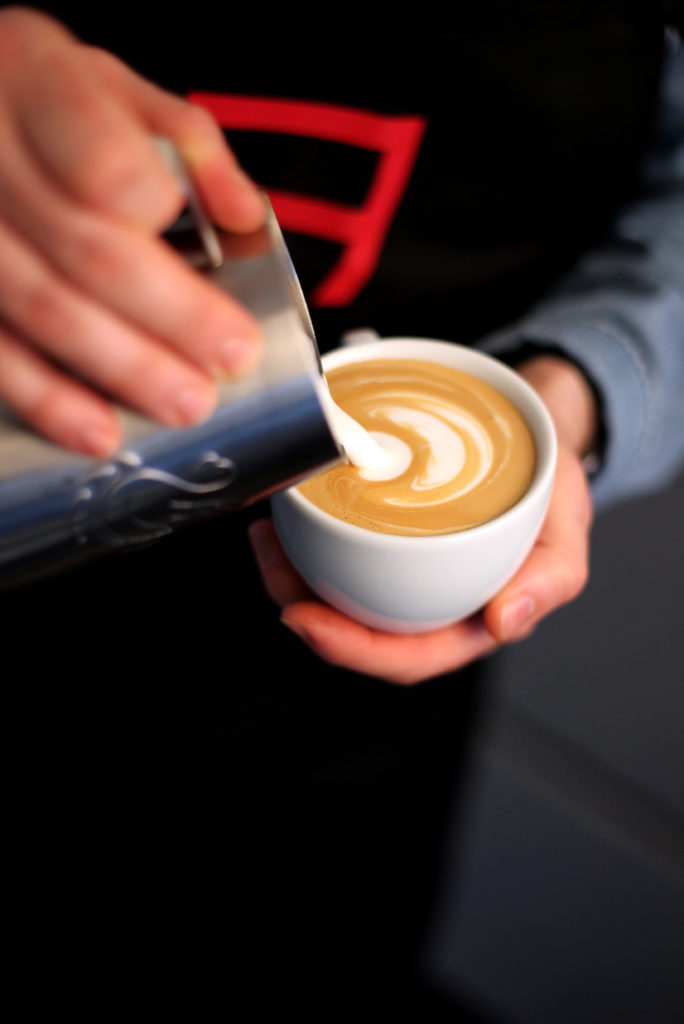 Ali an der Siebträgermaschine Latte Art