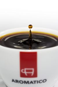 Kaffee Tropfen Aromatico Tasse Schwarzer Kaffee in Aromatico-Tasse