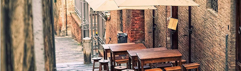 Gasse mit einem Restaurant