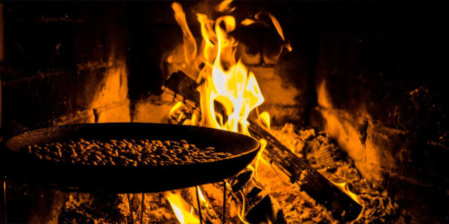 Kaffeeröstung über Feuer