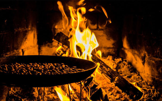 Kaffeeröstung über Feuer