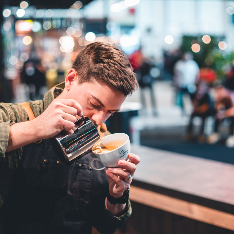 SCA Latte Art Meisterschaften Latte Art gießen