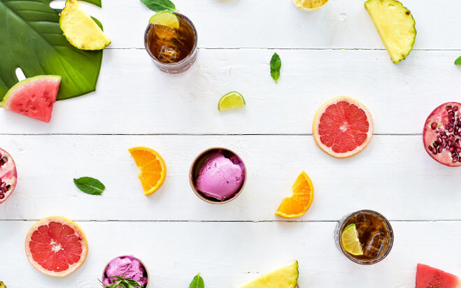 Sommerliche Früchte auf Tisch