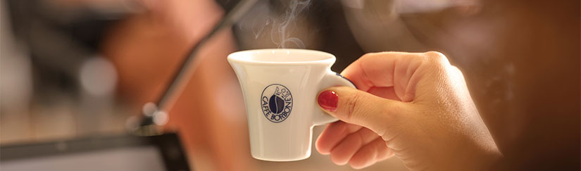 Dampfende Espressotasse weiß
