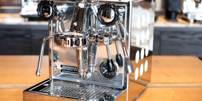 Siebträgermaschine aus Edelstahl auf Holztisch