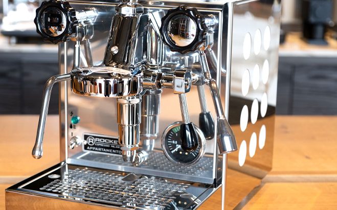 Siebträgermaschine aus Edelstahl auf Holztisch