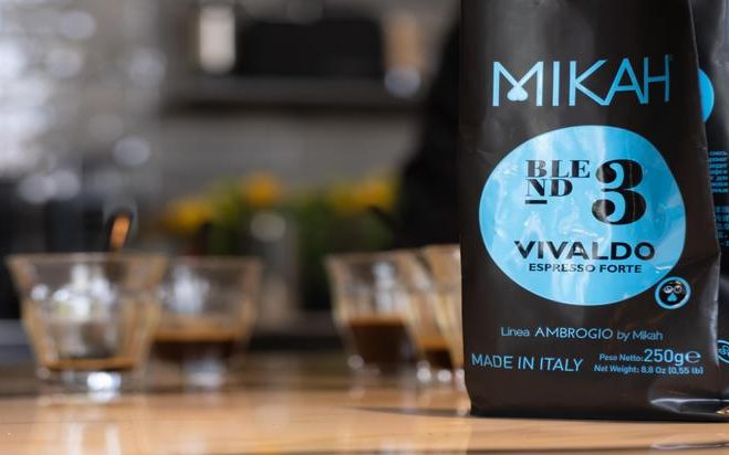 Kaffeeverpackung auf Marmorplatte