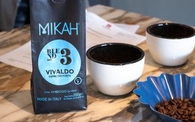 Kaffeebohnen in blauer Schale