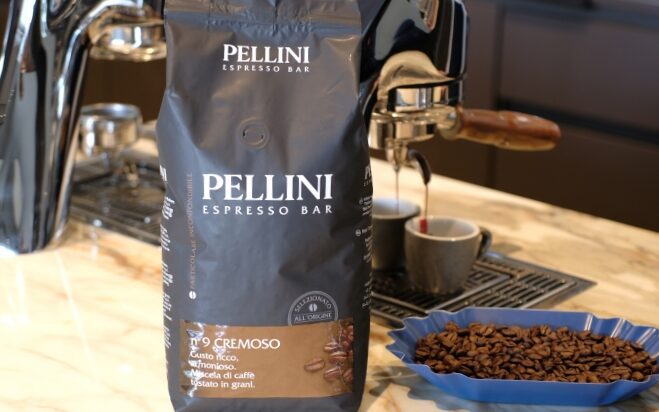 Schwarze Kaffeeverpackung vor einer Siebträgermaschine