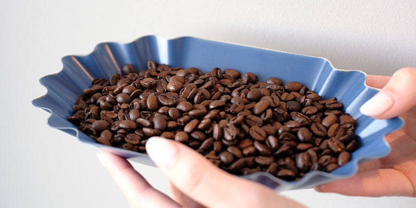 Geröstete Kaffeebohnen in blauer Schale