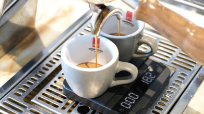 Espresso aus Siebträger läuft in Espressotasse