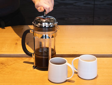 French Press Kaffeepresse French Press, daneben zwei rosa Tassen