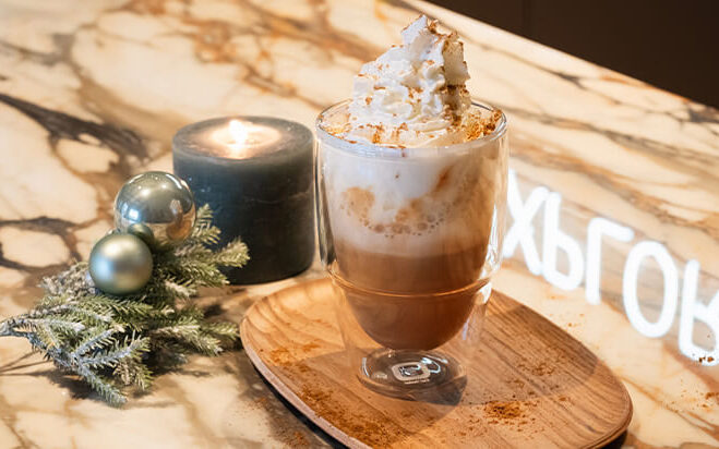 Kaffee-Latte Getränk im Glas mit Sahne und Gewürz