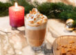 Kaffee-Latte im Glas mit Sahne und Karamellstückchen
