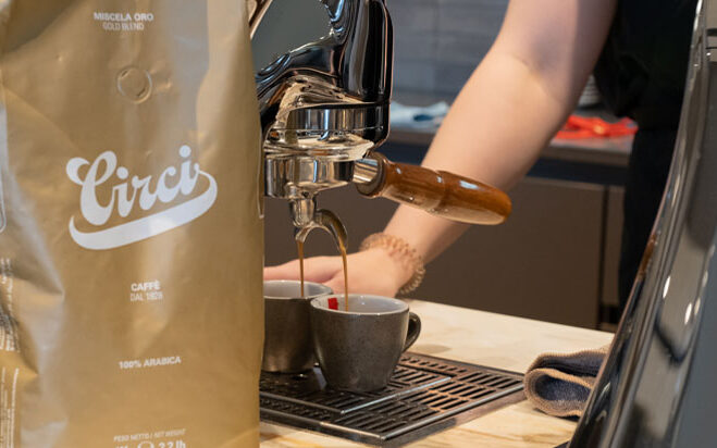 Kaffeeverpackung steht vor einer Siebträgermaschine